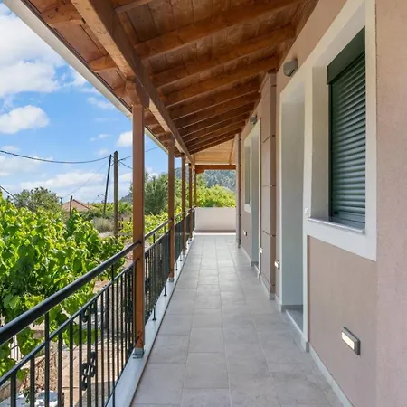 Daire Ameli , Spacious With Mountain View, Lefkada *